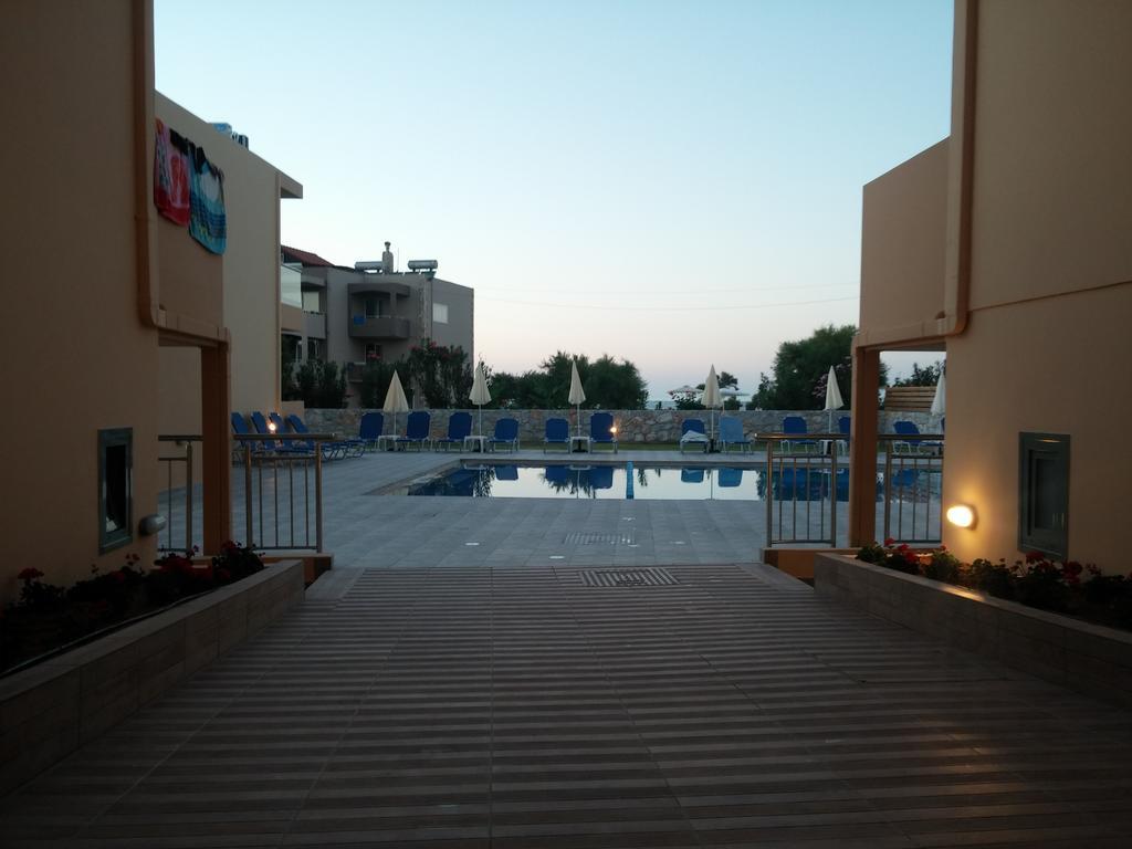 Gerona Mare Apartments Gerani  エクステリア 写真