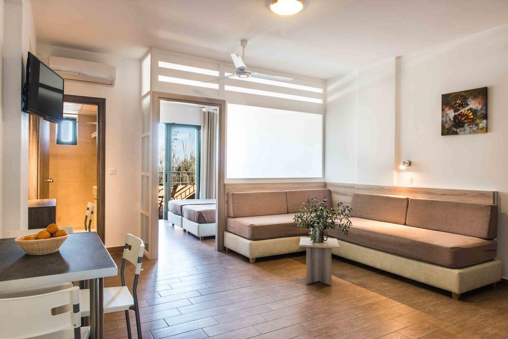 Gerona Mare Apartments Gerani  エクステリア 写真