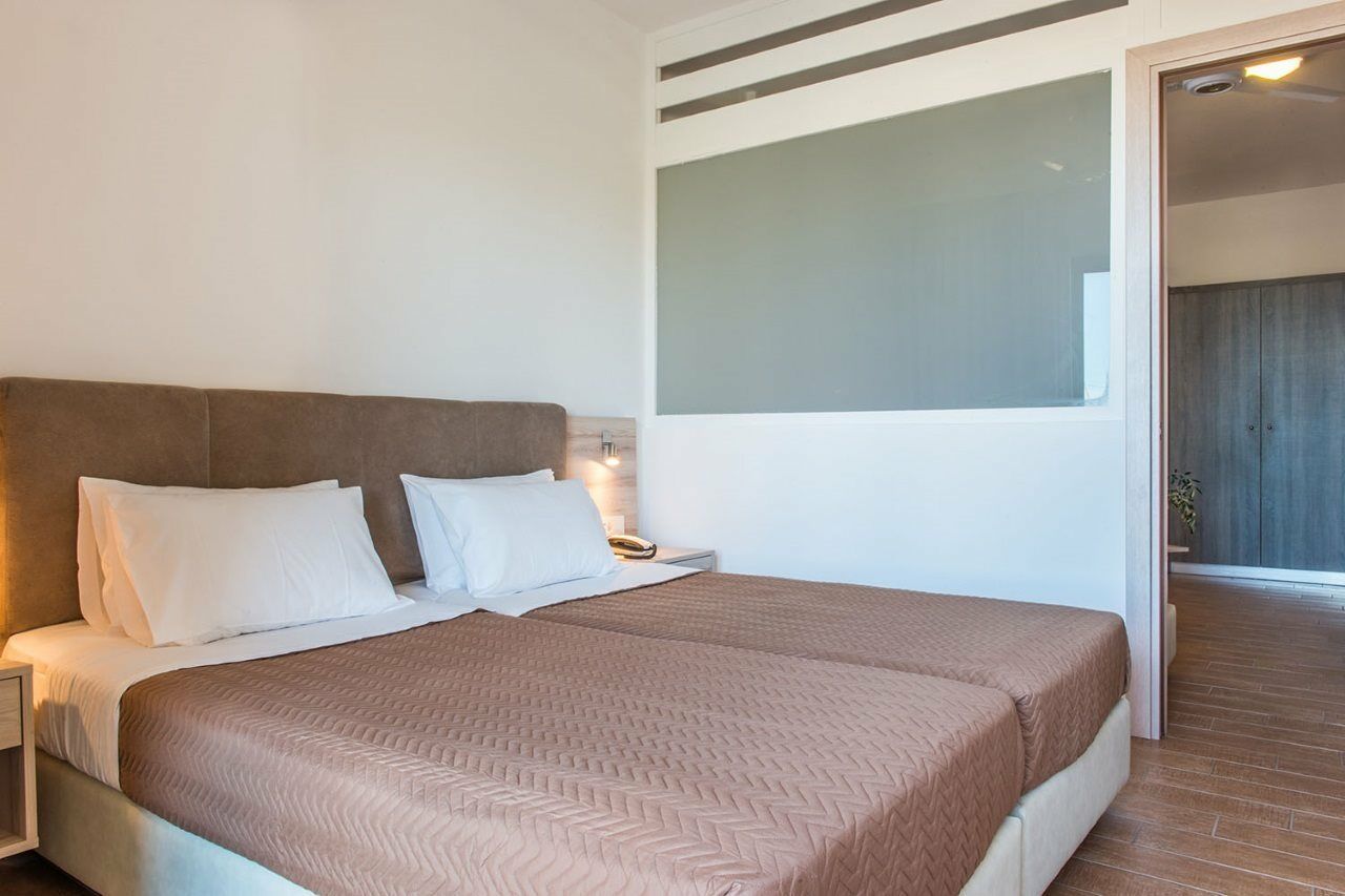 Gerona Mare Apartments Gerani  エクステリア 写真